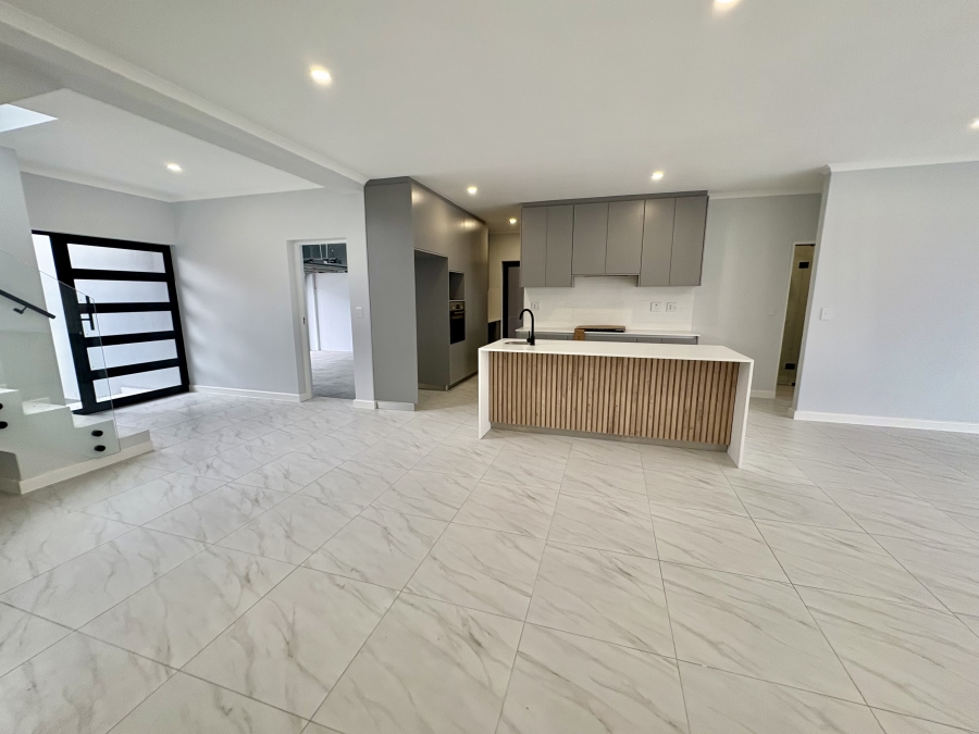 To Let 4 Bedroom Property for Rent in Sandown Western Cape